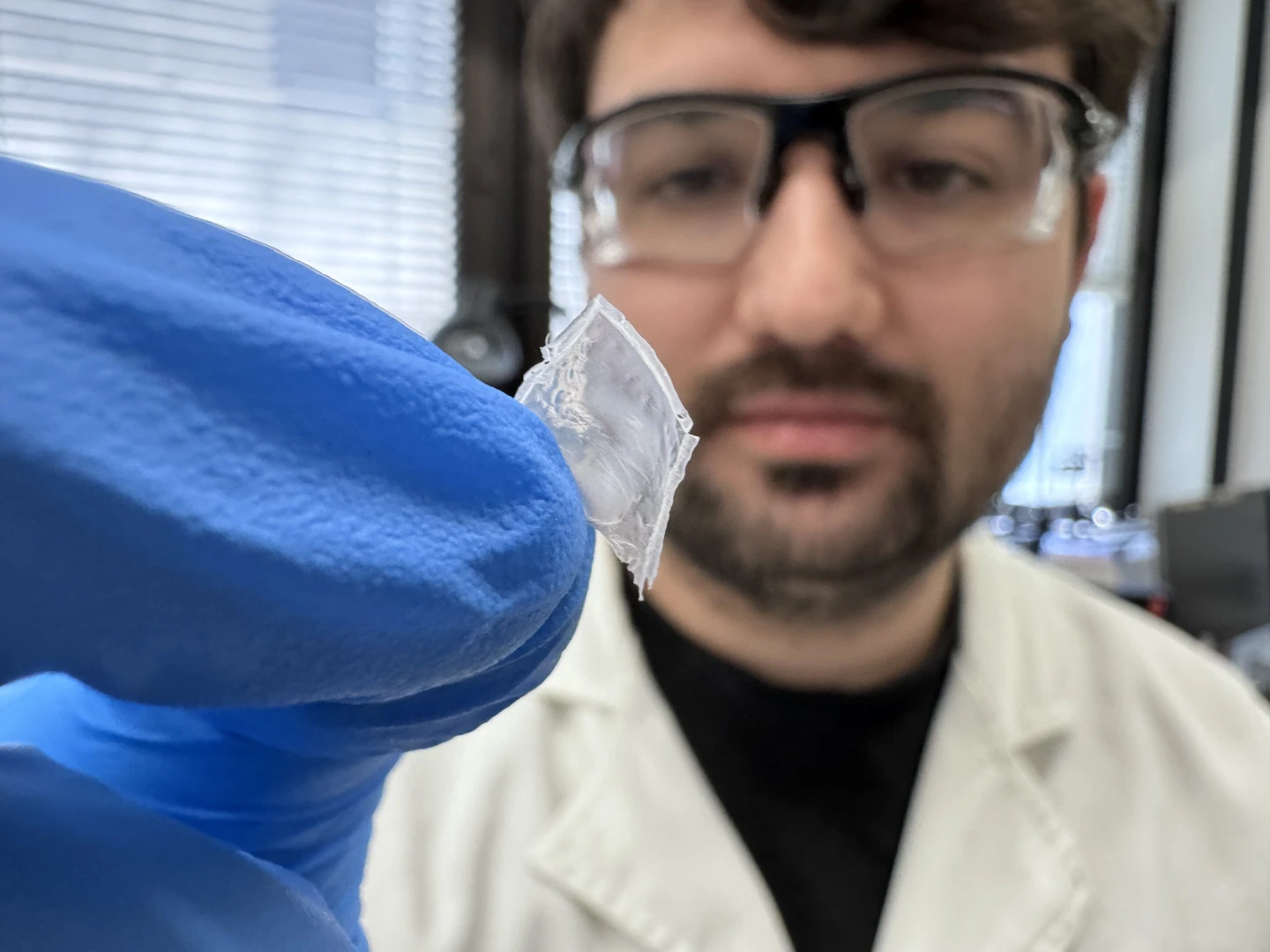 Yollarda yeni dönem: Araçların ezdiği naylon film elektrik üretiyor