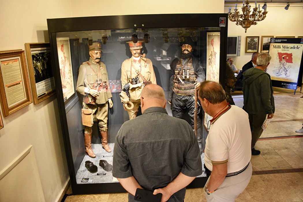 Atatürk'ün orijinal üniforması Samsun Kültür Yolu Festivali'nde sergileniyor