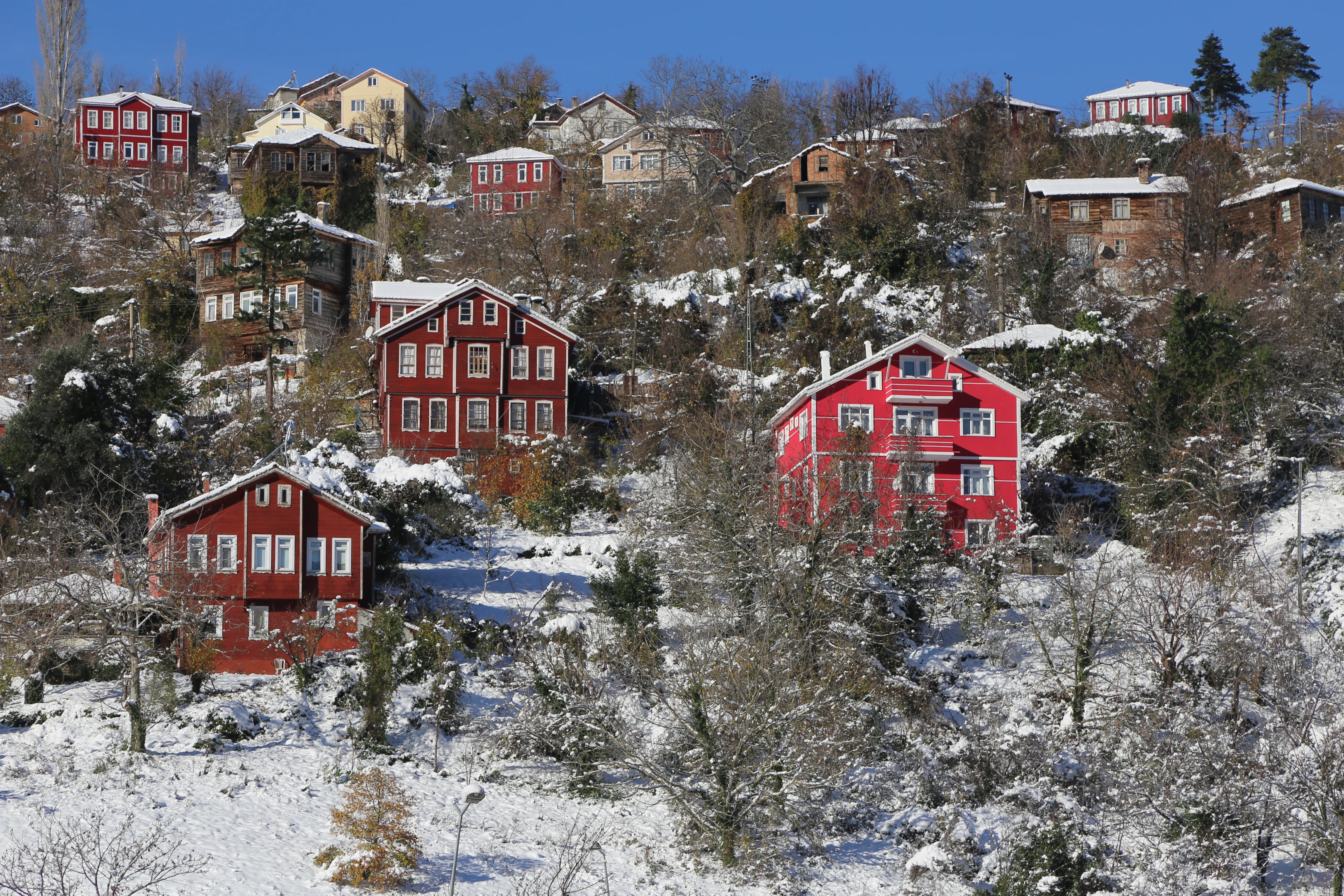 Kastamonu'da karlar altında kaldı! Tarihi İnebolu evleri beyaza büründü