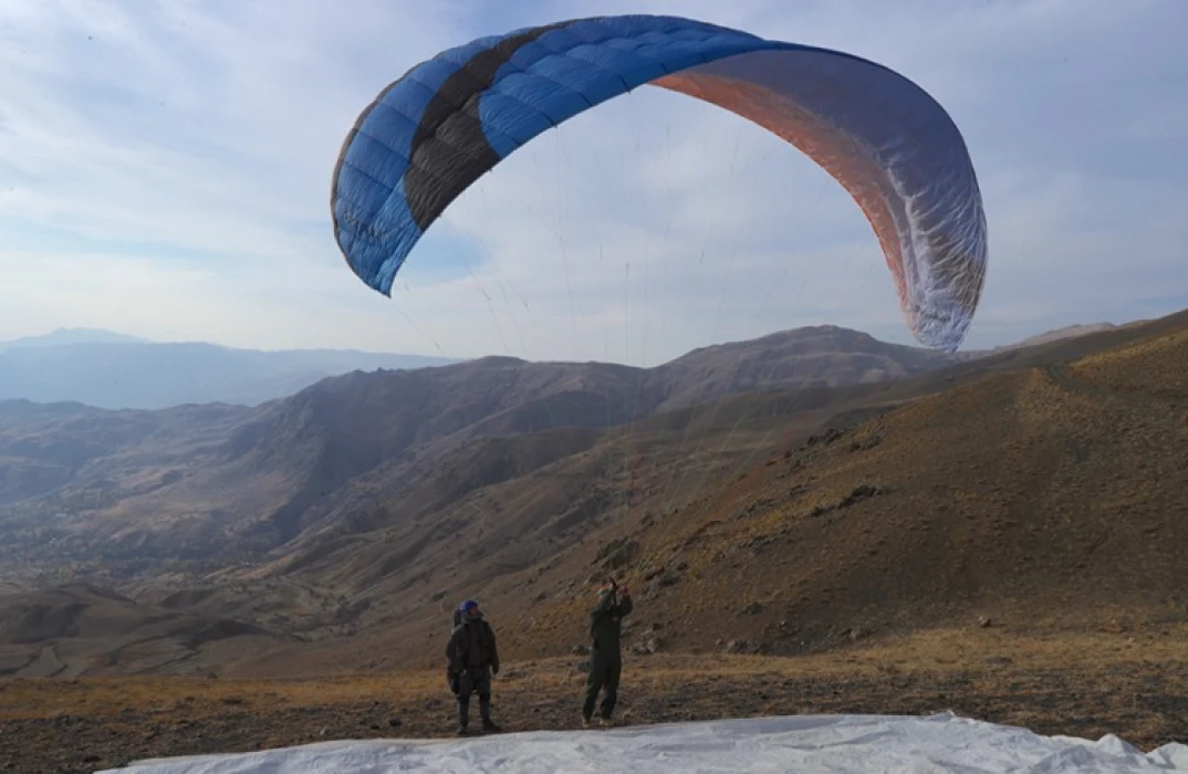 Hakkari semaları yamaç paraşütüyle renkleniyor