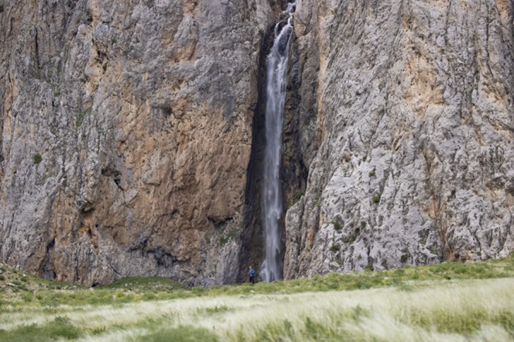 Tunceli'deki Kırkmerdiven Şelaleleri yaz sezonunda turizmi hareketlendiriyor