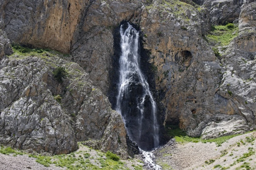 Tunceli'deki Kırkmerdiven Şelaleleri yaz sezonunda turizmi hareketlendiriyor