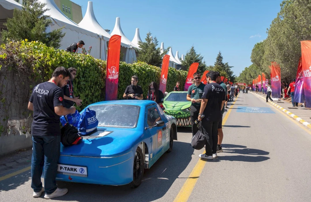 Elektirikli araç yarışmasında hem otomobili hem başarılarını geliştirdiler