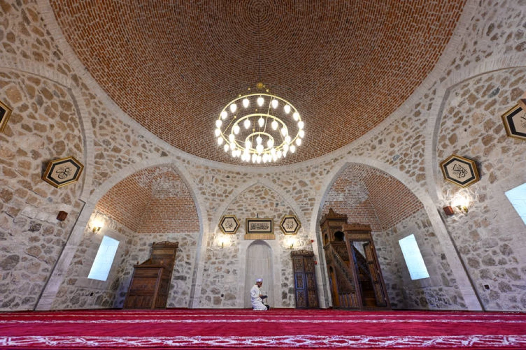 Süleyman Han Camisi, Van Kalesi'nin zirvesinde ziyaretçilerini ağırlıyor