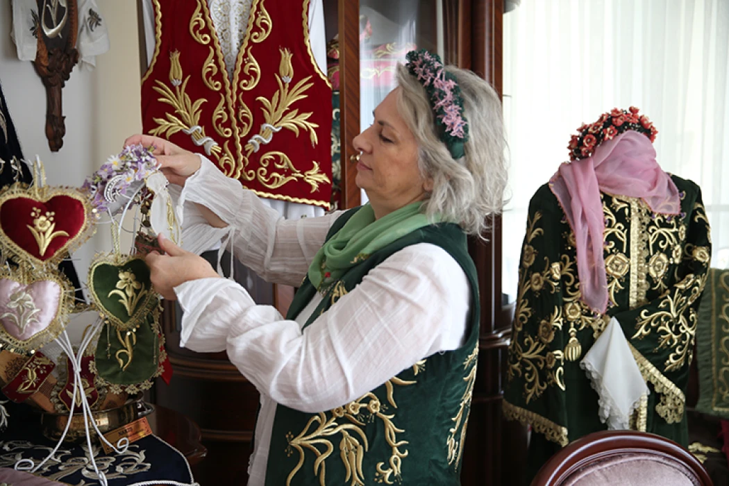 Ailesinden öğrendiği sim sırma sanatını geleneksel usullerle yaşatıp geleceğe taşıyor