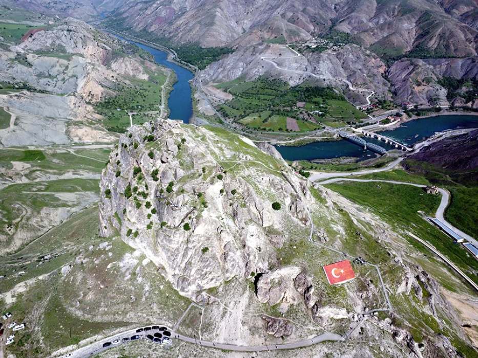 Tarihi Palu Kalesi'nde kazı çalışması! İlk kazma vuruldu