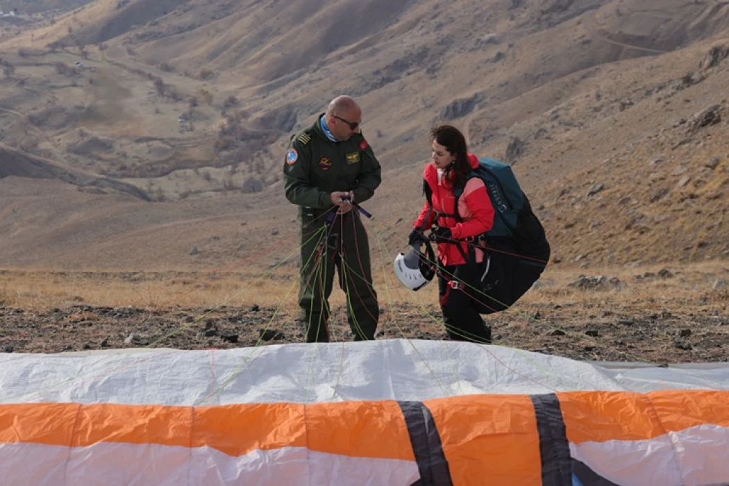 Hakkari semaları yamaç paraşütüyle renkleniyor