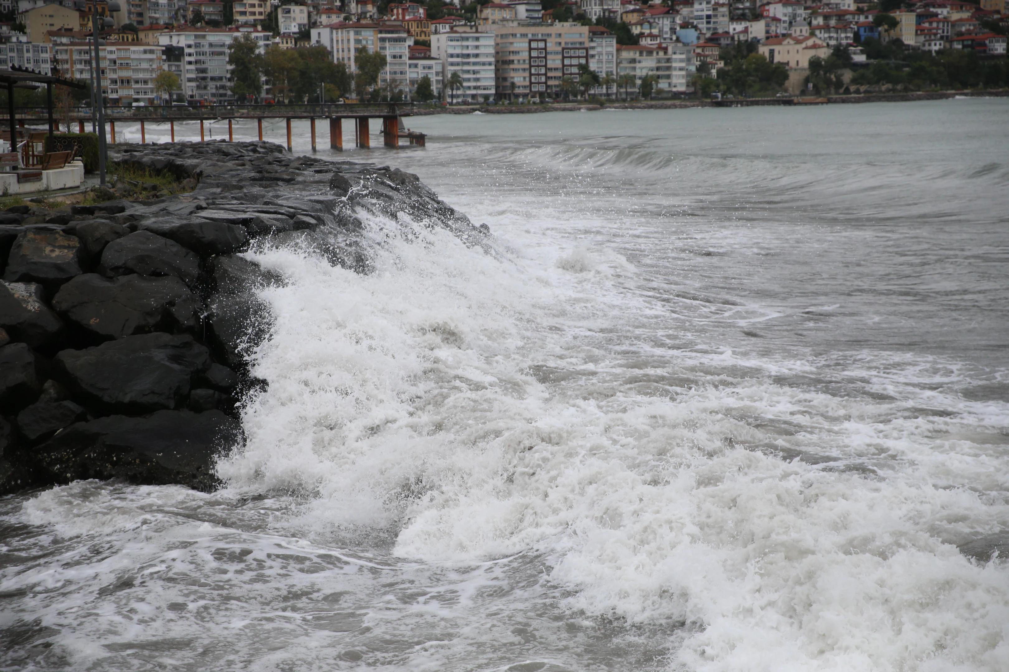 Karadeniz'e kış geldi! Kuvvetli rüzgar dev dalgalar oluşturdu