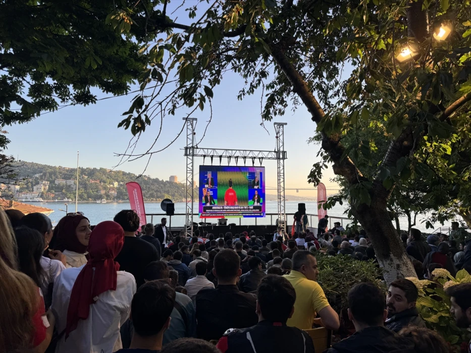 İstanbul'da vatandaşlar A Milli Futbol Takımı'na destek için meydanları doldurdu