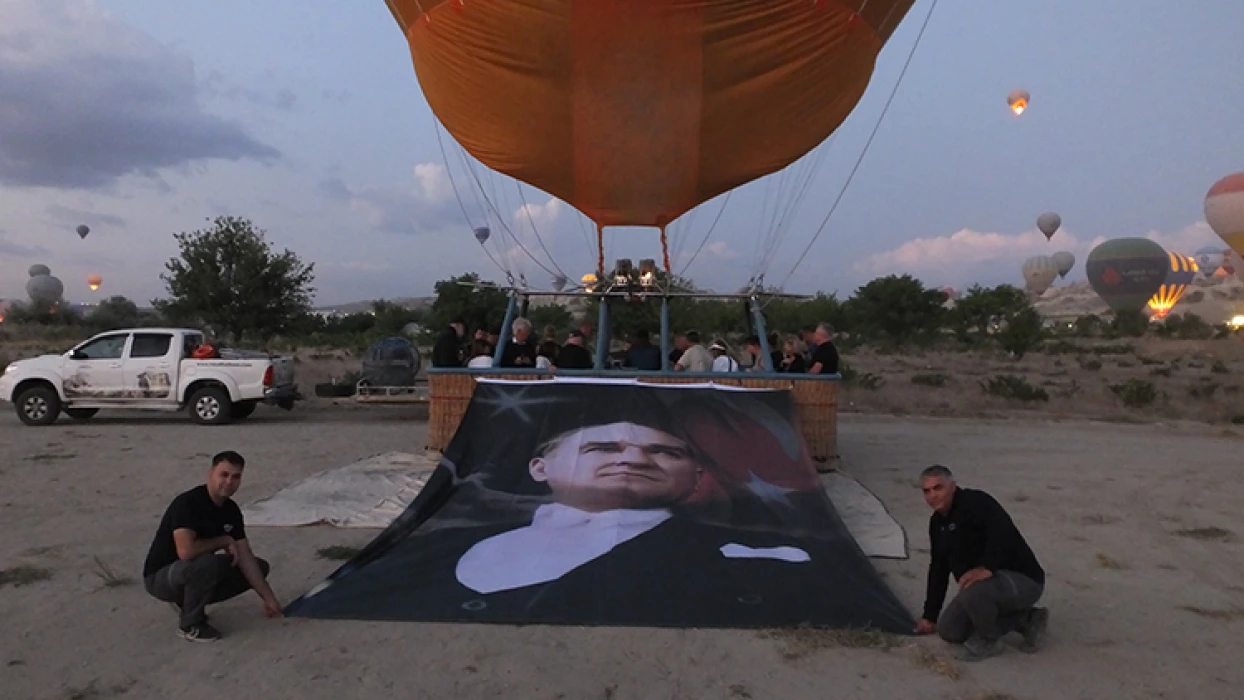 Kapadokya'da balonlar Türk bayraklarıyla uçtu