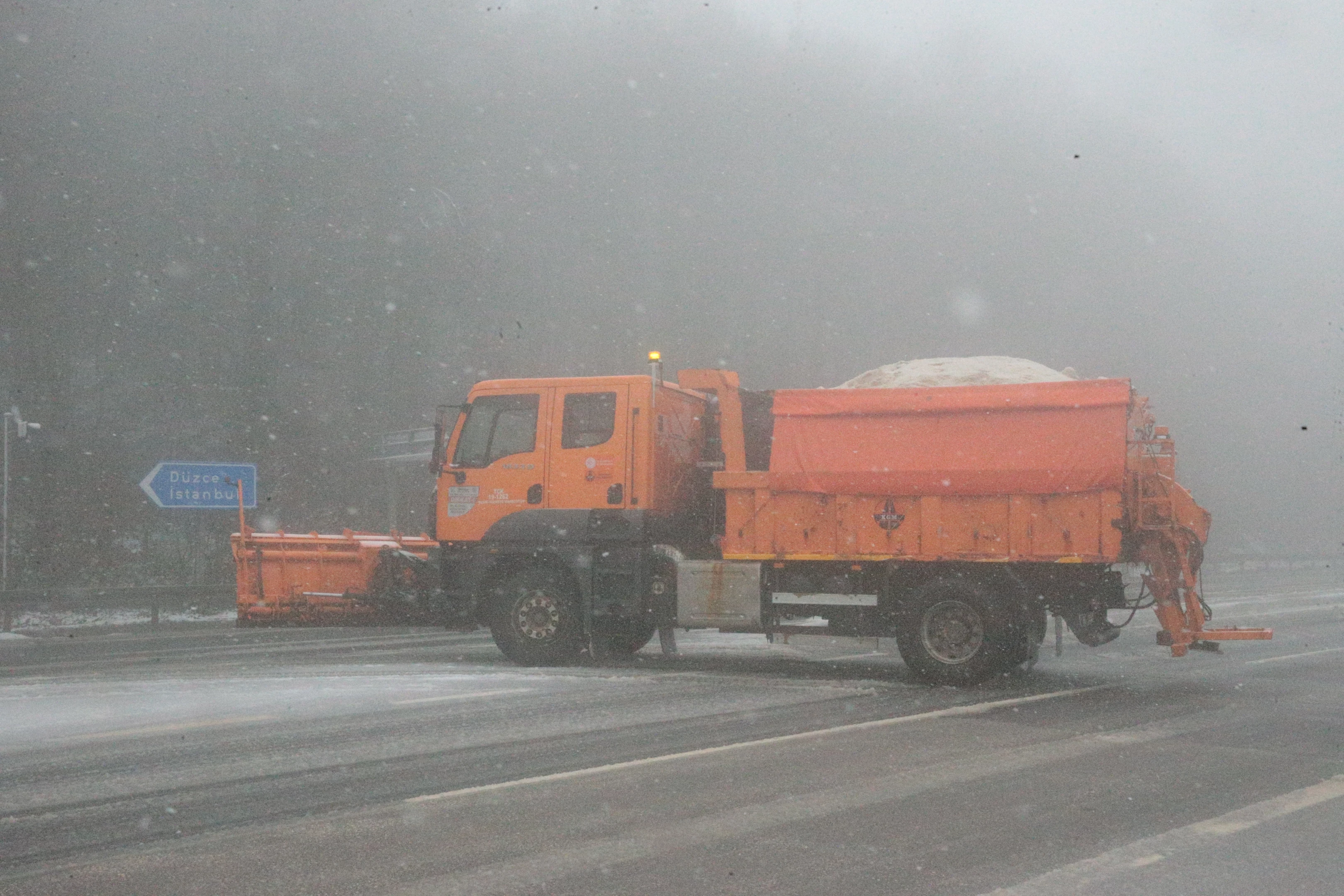 Yola çıkacaklar dikkat! D-100 kara yolunun Bolu Dağı geçişinde kar başladı