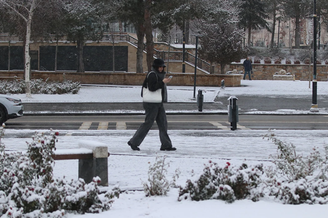 Bazı illerde kar etkili oluyor: Ankara’nın yüksek kesimleri beyaza büründü