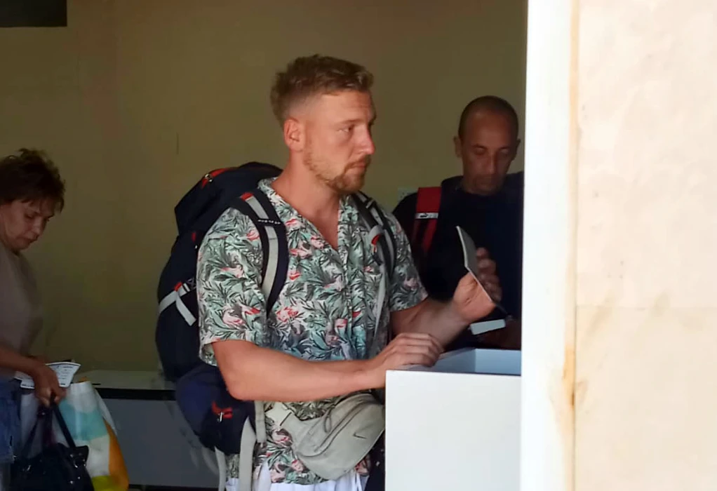 Yemen'de mahsur kalan turistler Suudi Arabistan'a gönderildi