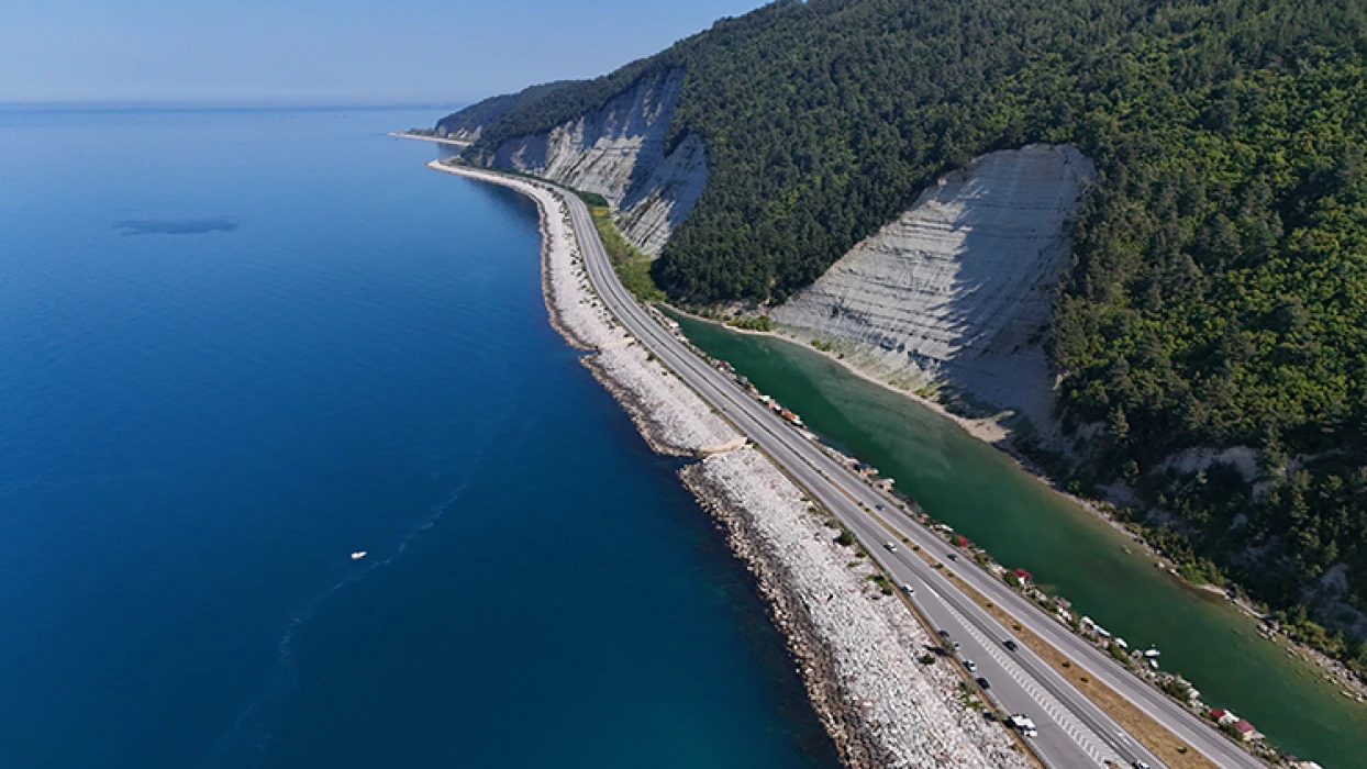 Karadeniz Sahil Yolu sürücülere görsel şölen sunuyor
