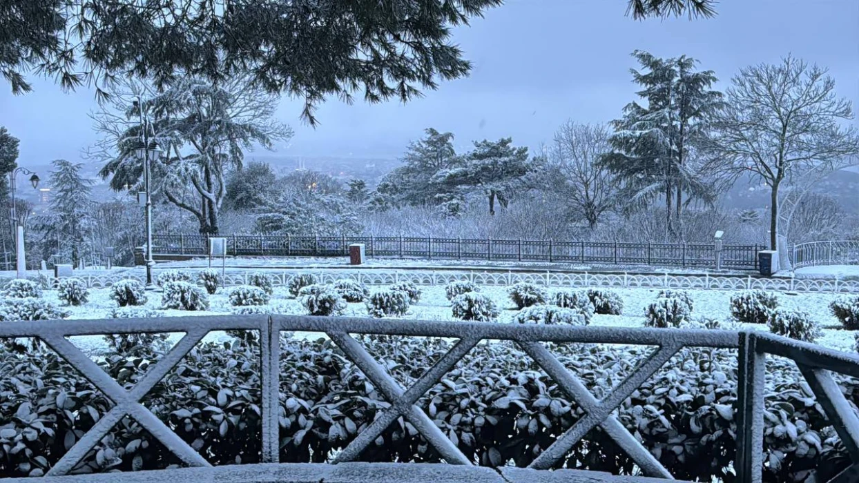 Sıcaklık düştü kar yağışı başladı: İstanbul'dan kar manzaraları