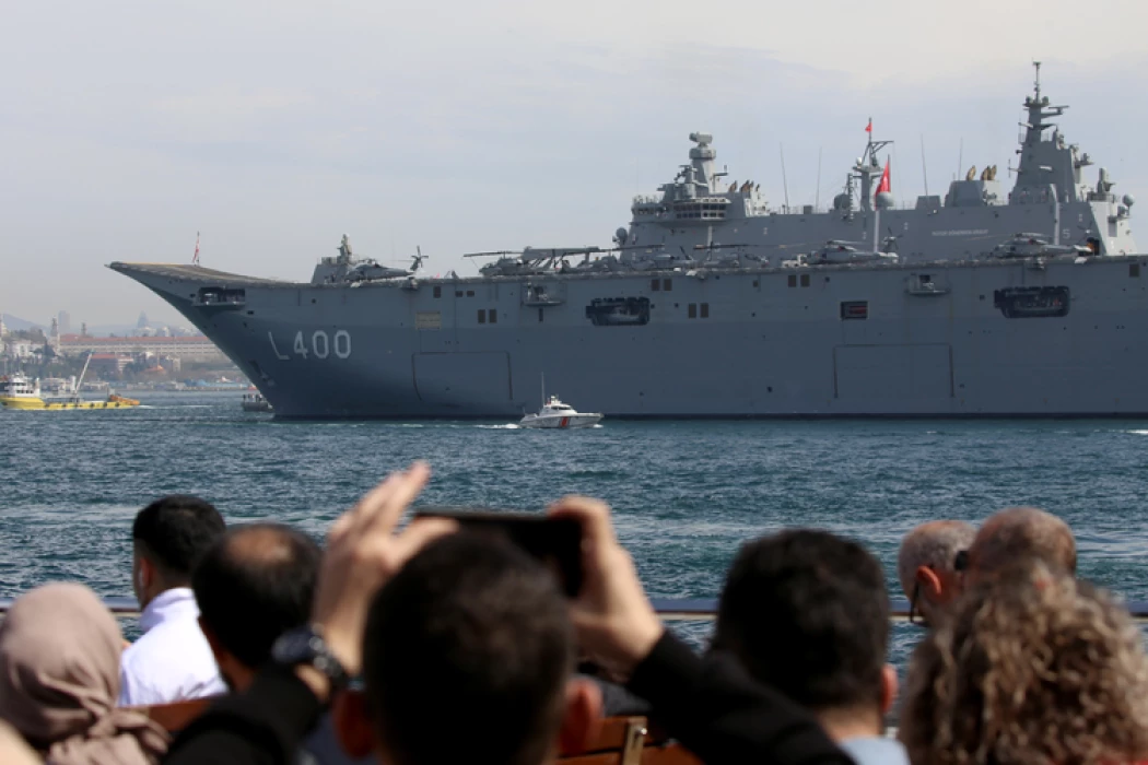 TCG Anadolu gemisi, Sarayburnu Limanı'nda ziyaretçi akınına uğradı
