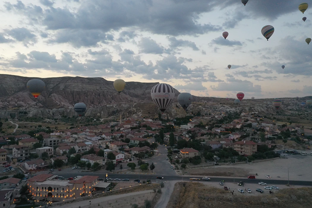 Kapadokya'da balonlar Türk bayraklarıyla uçtu