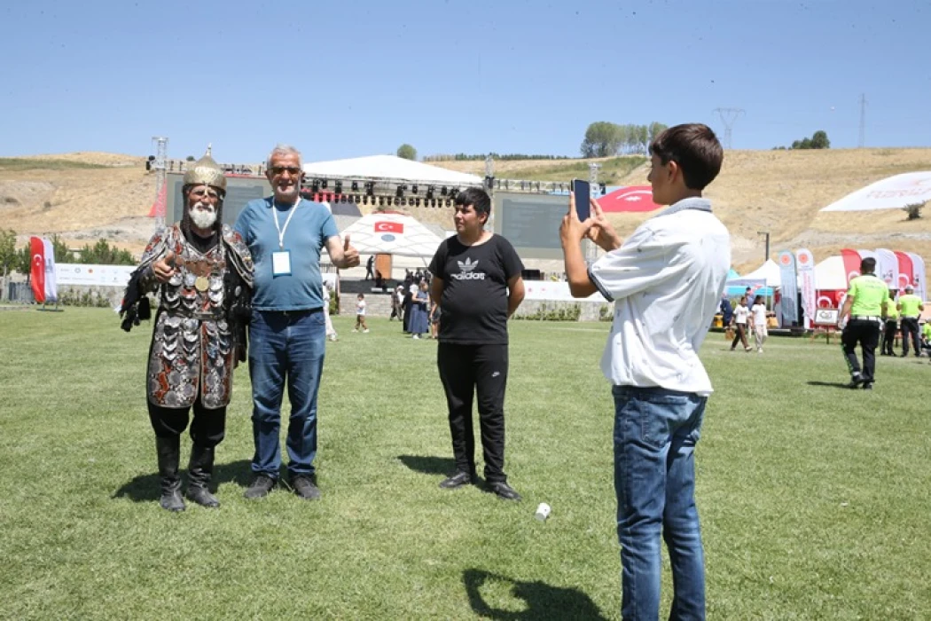 71 yaşındaki delikanlı Ahlat’ta ilgi odağı oldu: Temsili savaş kıyafetiyle gençlerle buluştu