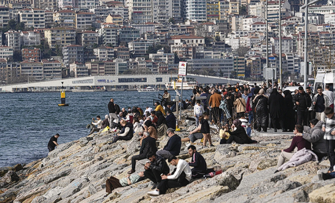 Megakent İstanbul'da 23 derece sürprizi: Kış günü denize girenler oldu