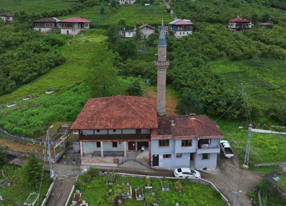 Trabzon'un yüzlerce yıllık camileri taş ve ahşap sanatının zengin örneklerini sergiliyor