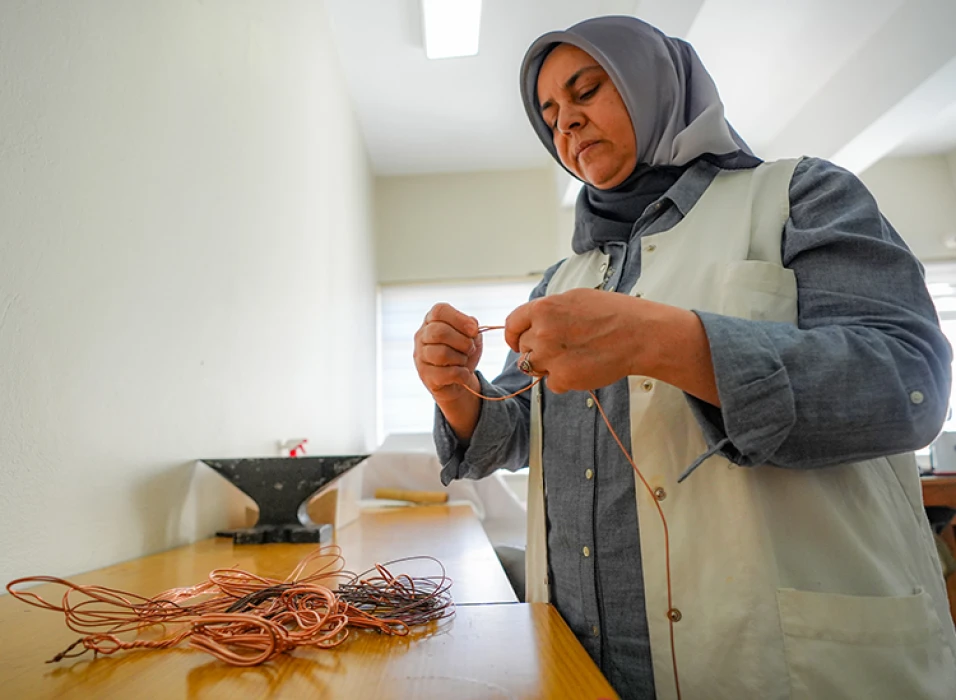 Eski kablolar takıya dönüştü: Diyarbakır’da sıfır atıkla bakırdan sanat eseri üretildi