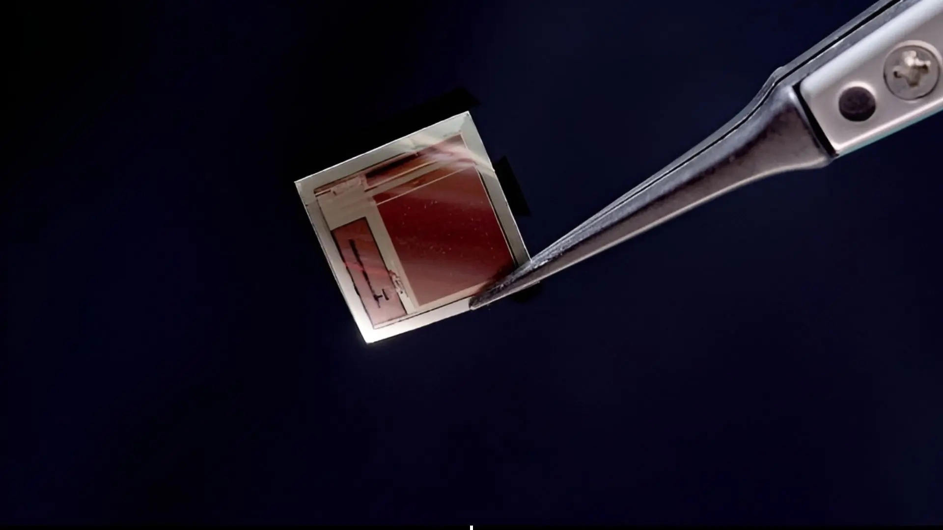 Kağıt inceliğinde beyin çipi: Kablosuz ve 100 kat daha hızlı