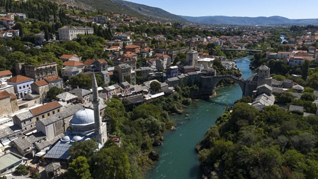 Bosna Hersek'te Osmanlı mirası köprüye ev sahipliği yapan Mostar, her mevsim turistlerin uğrak noktası