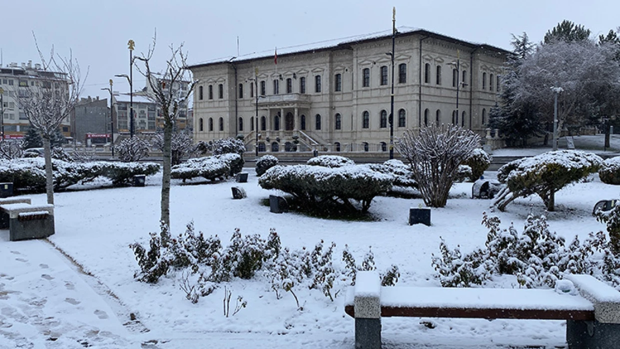 Bazı illerde kar etkili oluyor: Ankara’nın yüksek kesimleri beyaza büründü