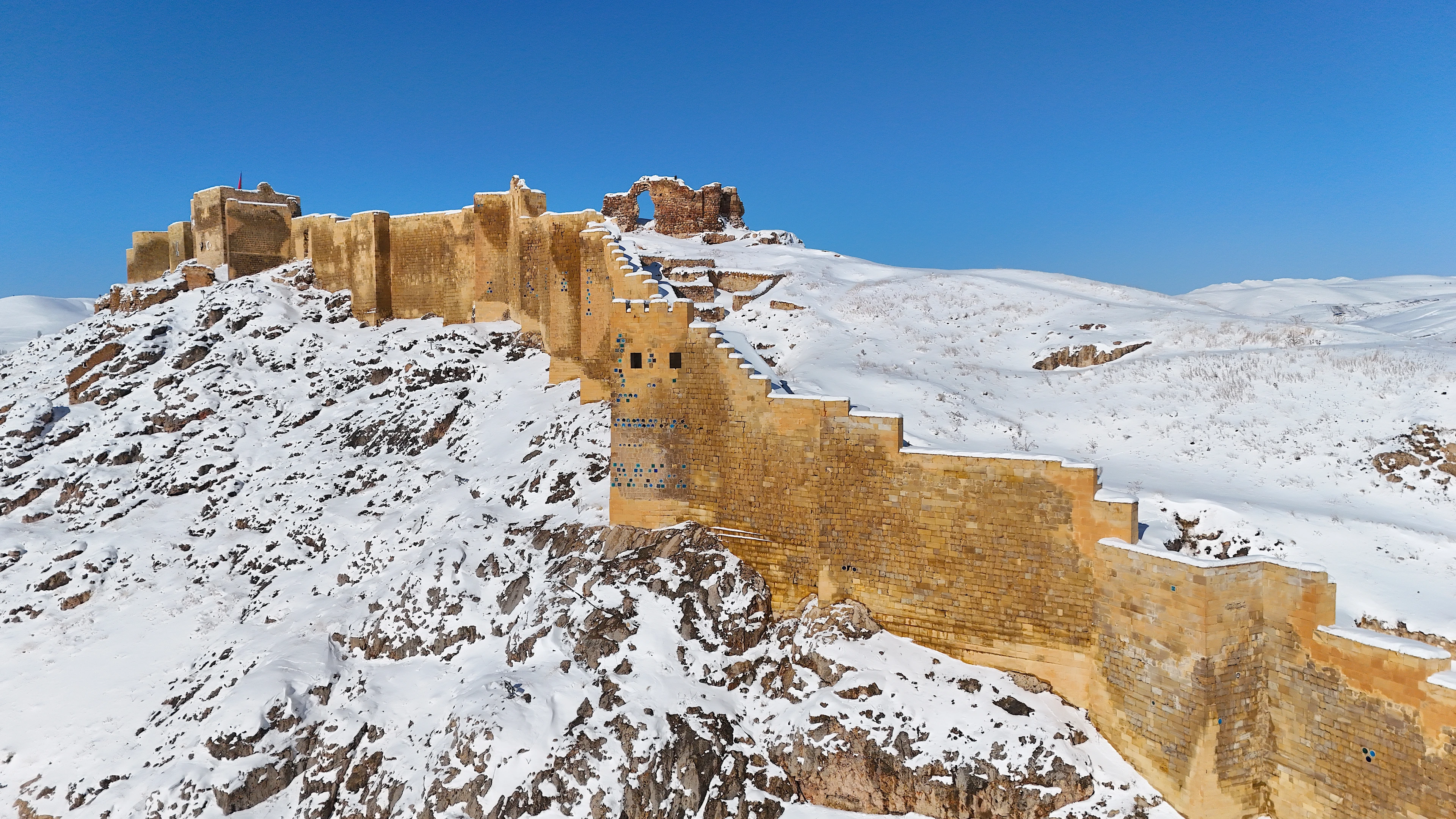 Karla kaplanan Bayburt Kalesi dronla görüntülendi