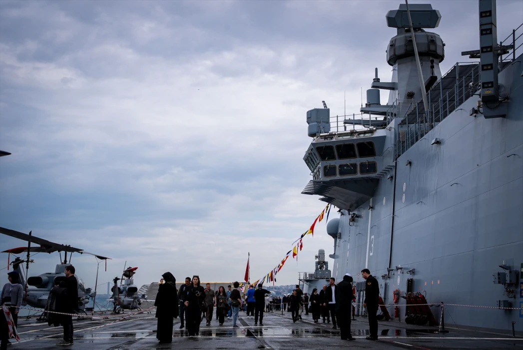SAHA 2026 kapsamında ziyarete açılan TCG Anadolu'ya vatandaşlardan yoğun ilgi