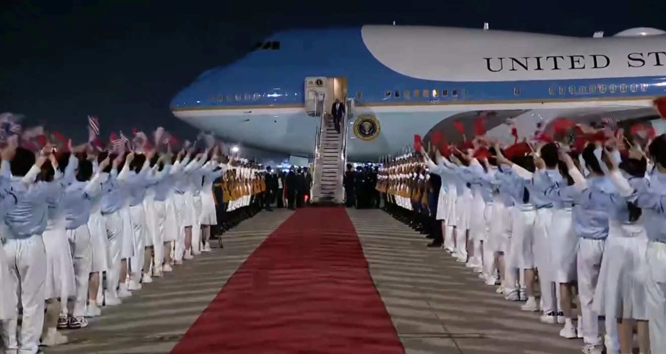 ABD Başkanı Donald Trump ve 17 iş insanını taşıyan uçak Çin'e indi