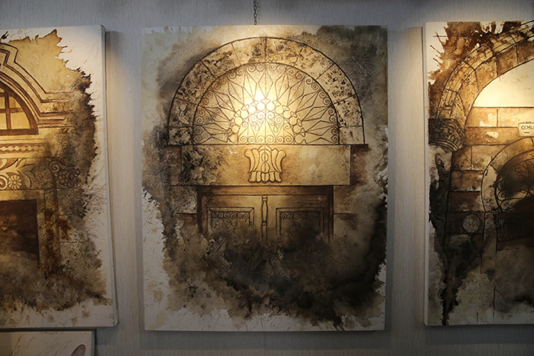 Hataylı ressam çizimlerini kahve ve çay dökerek renklendiriyor