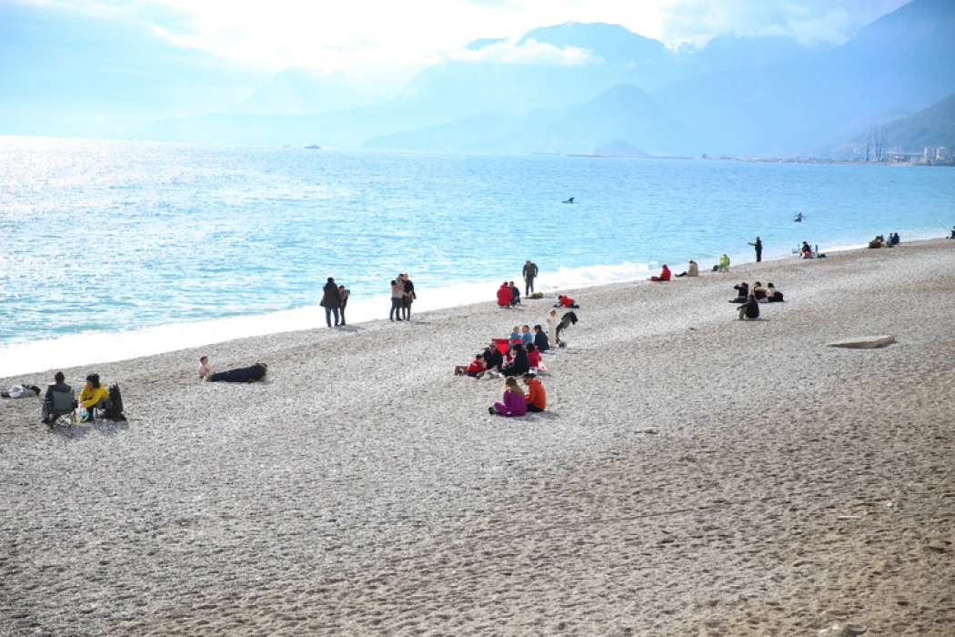 Antalya sahillerinde 2025'in ilk hafta sonunda yoğunluk yaşandı
