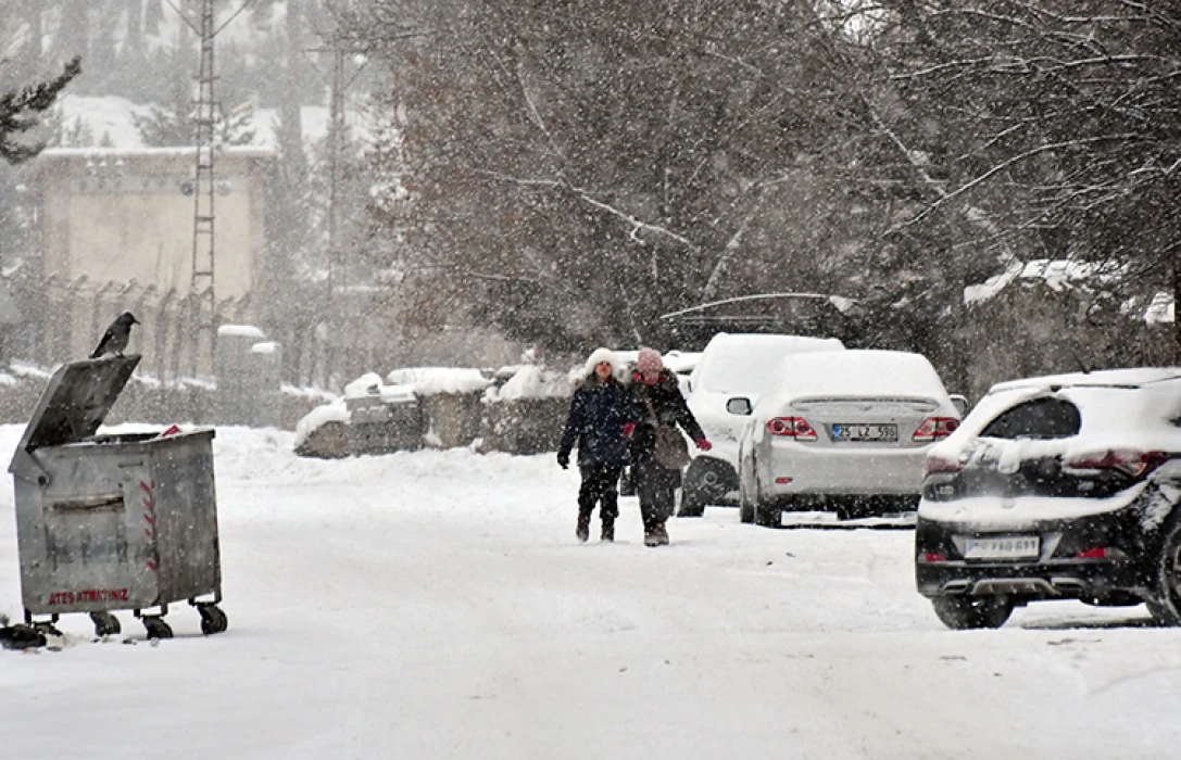 Bazı illerde kar etkili oluyor: Ankara’nın yüksek kesimleri beyaza büründü