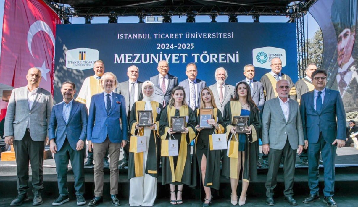 1125 öğrencinin mezuniyet coşkusu