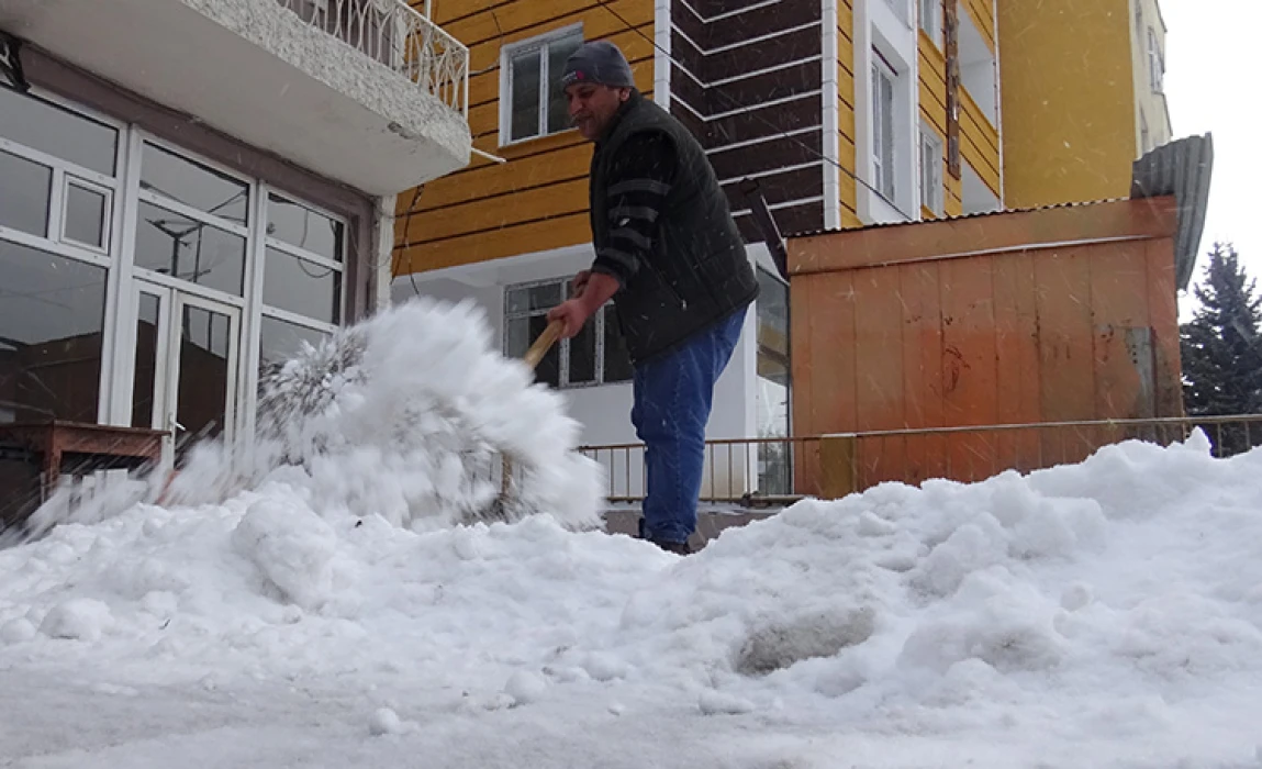 Bazı illerde kar etkili oluyor: Ankara’nın yüksek kesimleri beyaza büründü