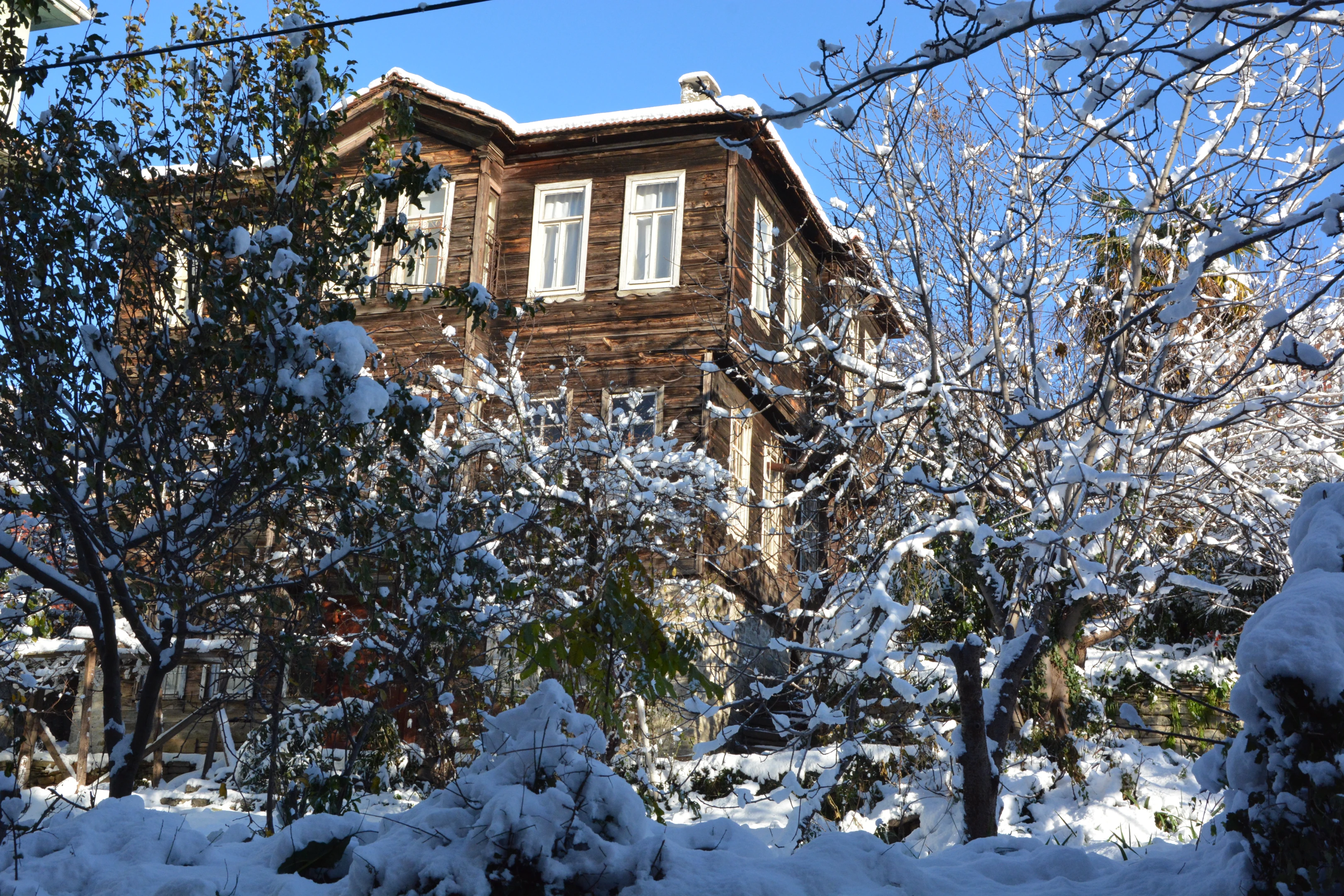 Kastamonu'da karlar altında kaldı! Tarihi İnebolu evleri beyaza büründü