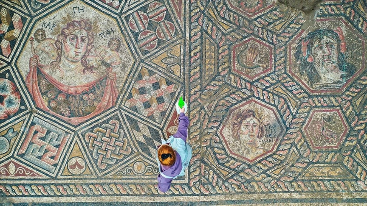 İznik'te 3. yüzyıla ait taban mozaiği gün yüzüne çıktı