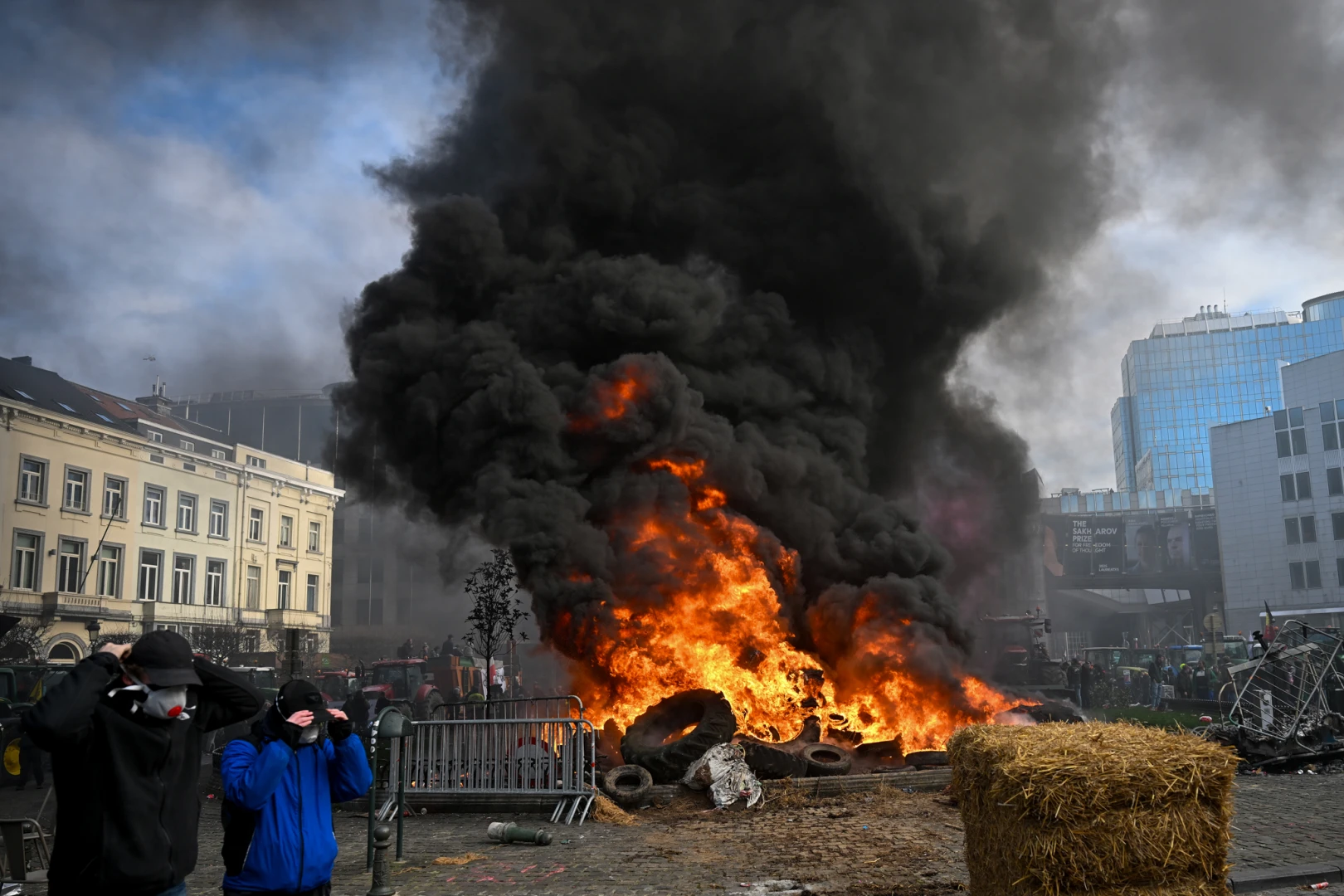 AB Liderler Zirvesi'ne kadar gittiler! Çiftçiler lastikleri ateşe verdi