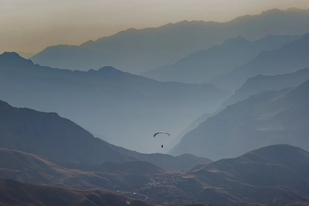 Hakkari semaları yamaç paraşütüyle renkleniyor