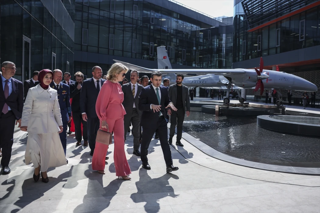 Belçika Kraliçesi AKINCI'yla hatıra fotoğrafı çekildi