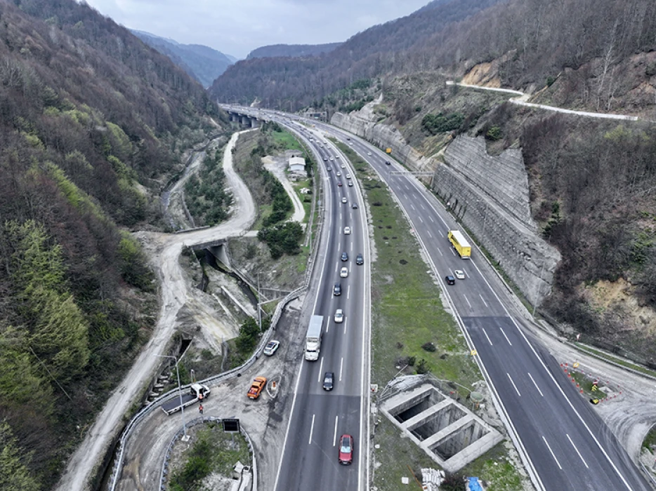 Büyük bayram göçü başladı: Yola çıkacaklar dikkat!