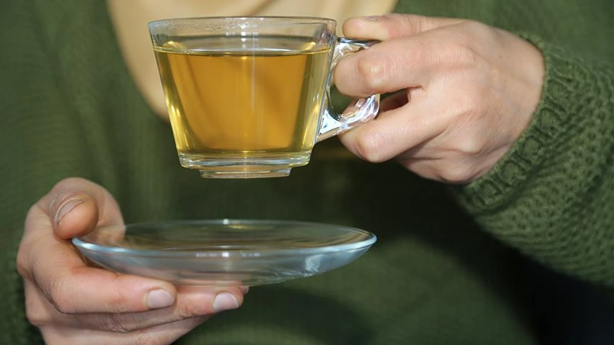 Çay tiryakilerine kritik uyarı: Bu alışkanlık hastalık riskini artırıyor