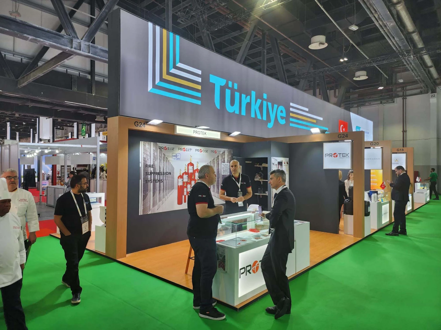 Dubai’de aynı anda iki fuara milli katılım