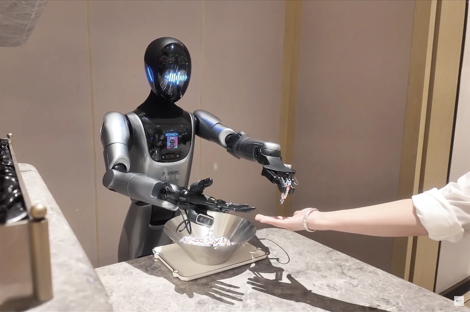 Dünyanın ilk tam robotik oteli! XMAN-R1 resepsiyonda misafirleri karşılıyor