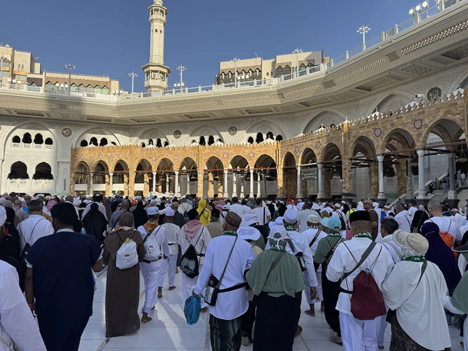 Yüz binlerce Müslüman, Kabe'den veda tavafı yaparak ayrılıyor