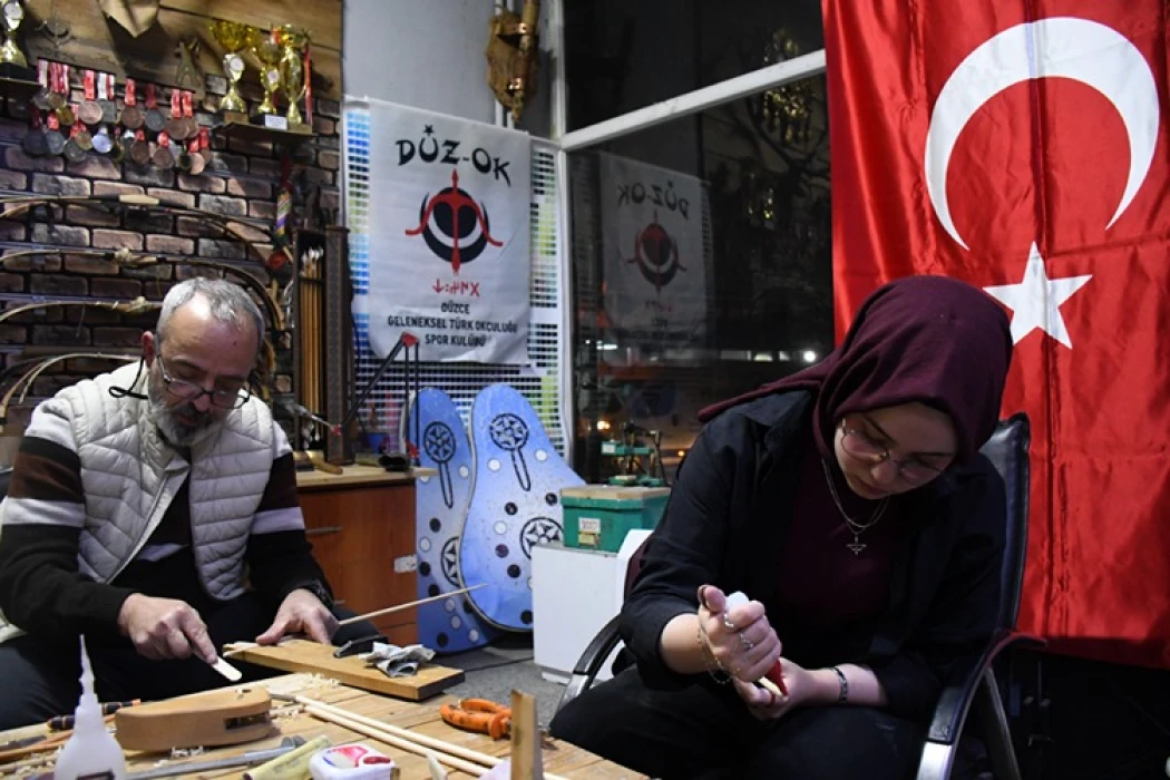 Türk tarihi merakıyla başladığı geleneksel ok yapımını gençlere öğretiyor