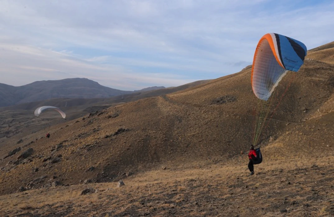 Hakkari semaları yamaç paraşütüyle renkleniyor