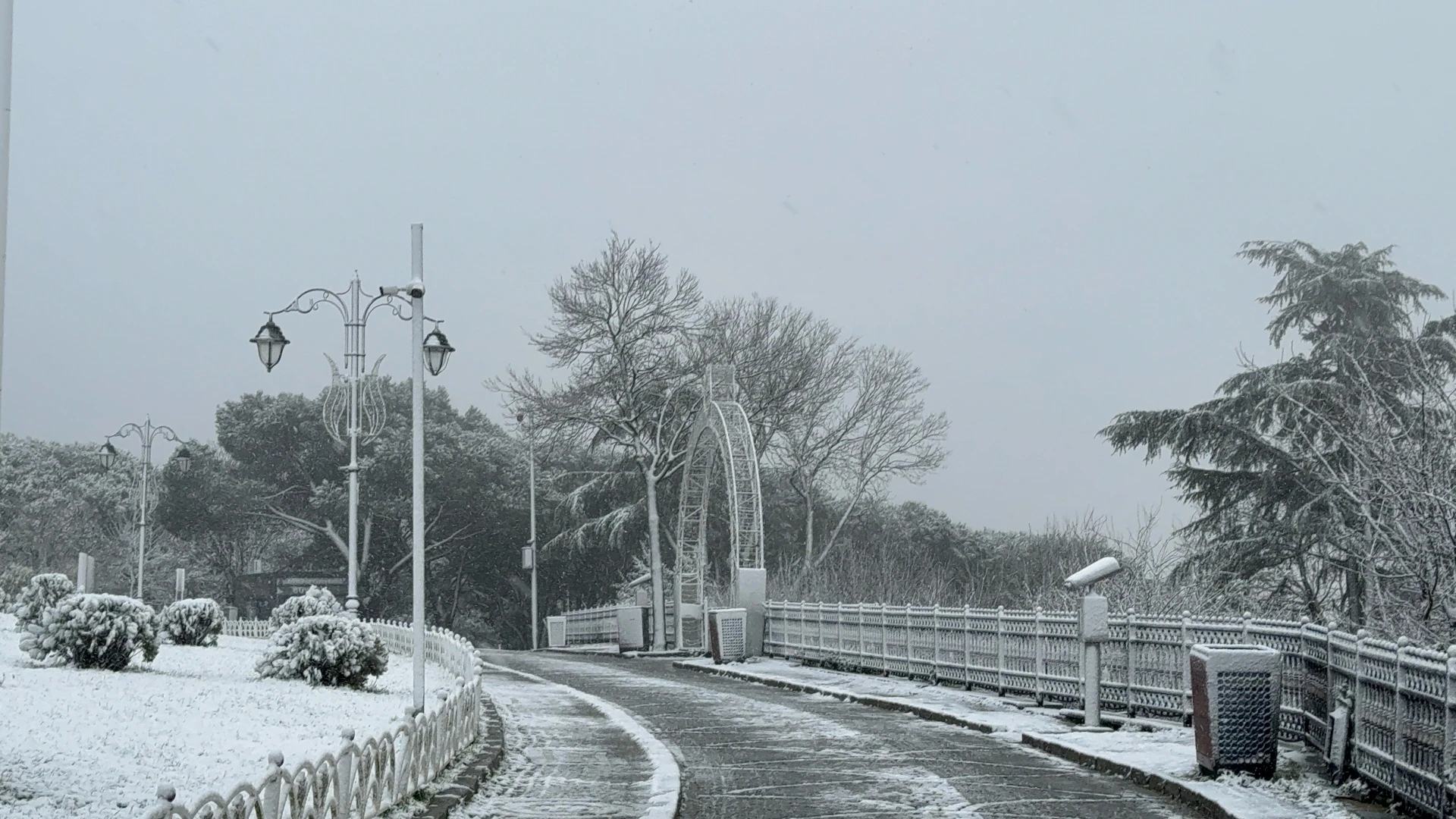 Sıcaklık düştü kar yağışı başladı: İstanbul'dan kar manzaraları