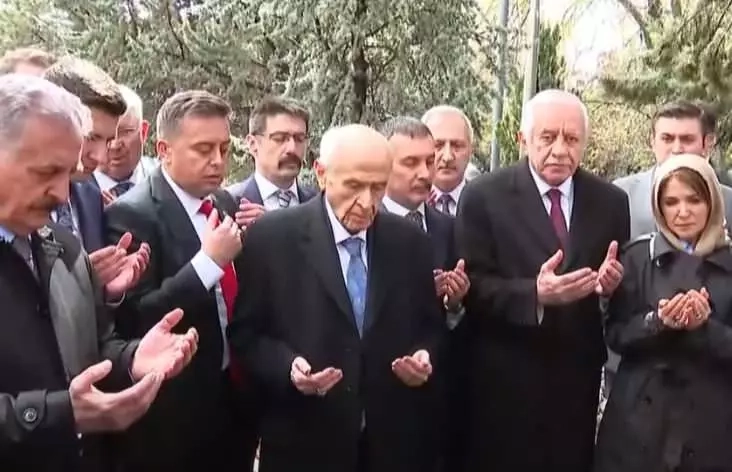 SON DAKİKA: Devlet Bahçeli, Alparslan Türkeş'in mezarını ziyaret etti!
